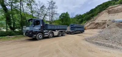 Camion ribaltabili pronti per le consegne di materiali