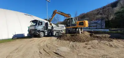 Cantiere di scavo con mezzi Pagnamenta in azione