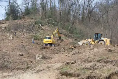 Escavatore durante le operazioni di estrazione in cava